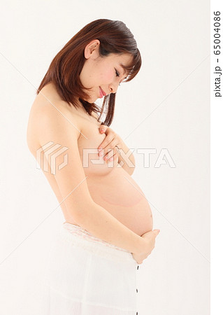 妊娠9ヶ月の妊婦さん 65004086