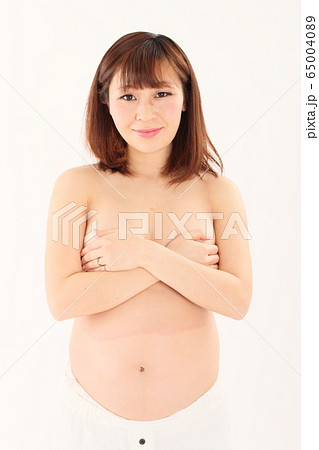 妊娠9ヶ月の妊婦さん 妊娠9ヶ月の妊婦さん 65004089
