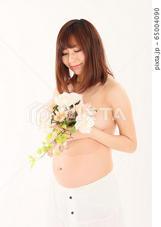 妊娠9ヶ月の妊婦さん 妊娠9ヶ月の妊婦さん 65004090