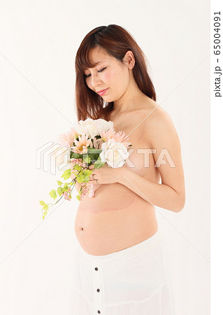 妊娠9ヶ月の妊婦さん 65004091