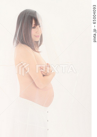 妊娠9ヶ月の妊婦さんの写真素材