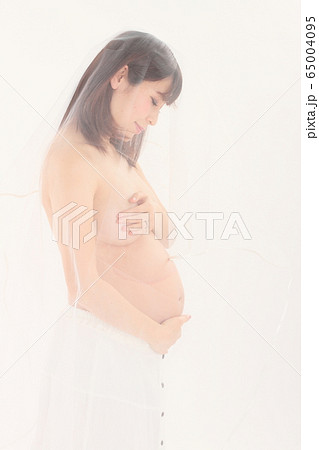 妊娠9ヶ月の妊婦さん 妊娠9ヶ月の妊婦さん 65004095
