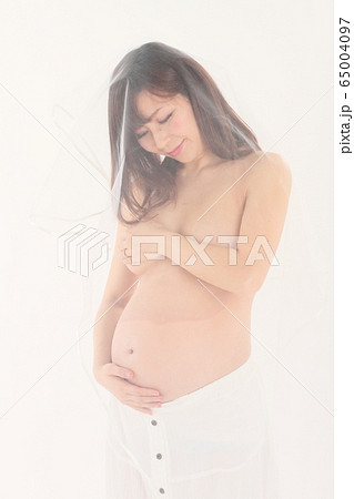 妊娠9ヶ月の妊婦さんの写真素材