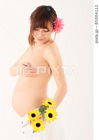 妊娠9ヶ月の妊婦さん 妊娠9ヶ月の妊婦さん 65004112
