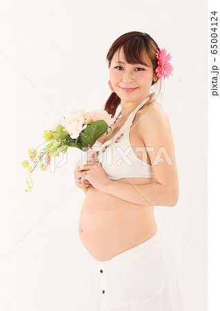 妊娠9ヶ月の妊婦さんの写真素材
