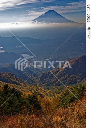 紅葉の御坂山地・王岳稜線から富士山と西湖 65004180