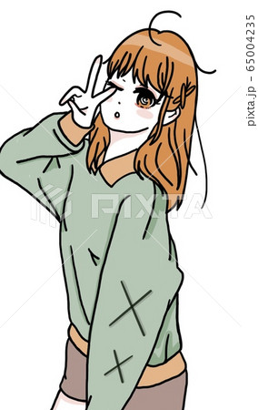 女の子がピースしてる 65004235