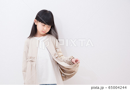 おしゃれな小学3年生の女の子の写真素材