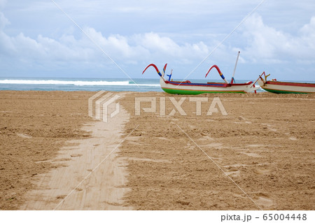 Traditional balinese jukung fishing boats on Nuca 65004448