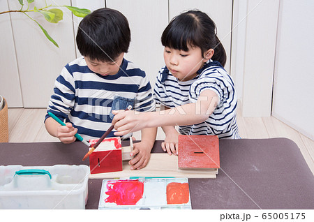 絵の具で作品に色を塗る小学生 絵の具で作品に色を塗る小学生 65005175