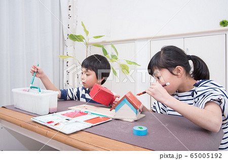 絵の具で作品に色を塗る小学生 絵の具で作品に色を塗る小学生 65005192