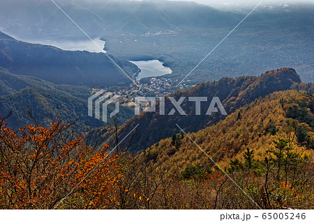 御坂山地・王岳の紅葉と西湖湖畔の町並み 65005246