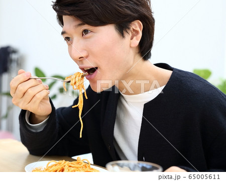 男性・夫の楽し気な食事イメージ 65005611