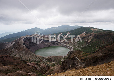 蔵王のお釜（曇天） 65005693
