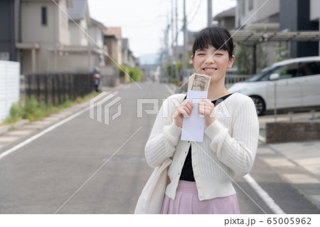 現金を見せる女性 65005962