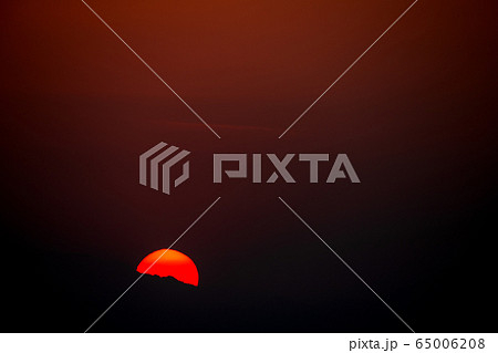 日本の都市景観　コロナ・沈む太陽・新型肺炎（日本の落日）＝5月1日・専門家会議「長丁場の覚悟必要」 65006208