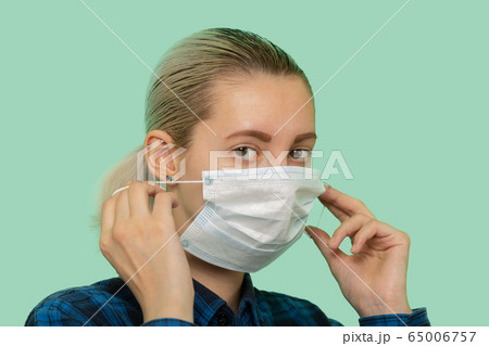 woman with mask 65006757