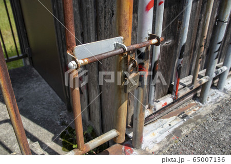 南京錠のかかった鉄柵 南京錠のかかった鉄柵 65007136