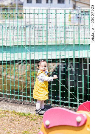 子供と家族 公園で遊ぶ可愛い女の子の写真素材