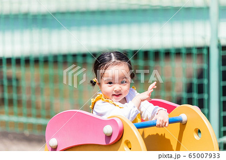 子供と家族 公園で遊ぶ女の子とママ 65007933