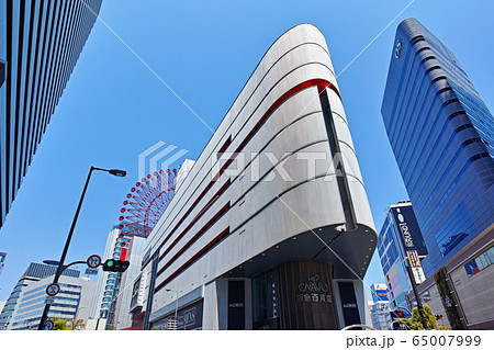 大阪梅田の街並み ヘップナビオ（阪急百貨店メンズ館） 65007999