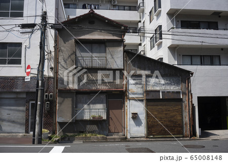 日本の古い住宅 店舗 商店の写真素材
