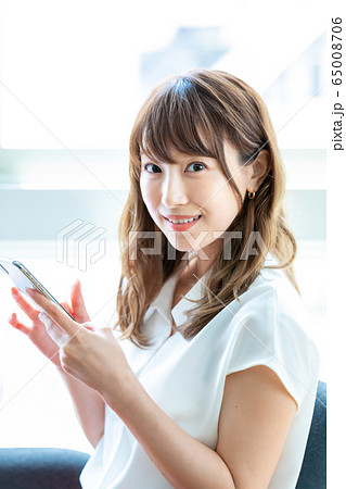 働く若い女性 65008706