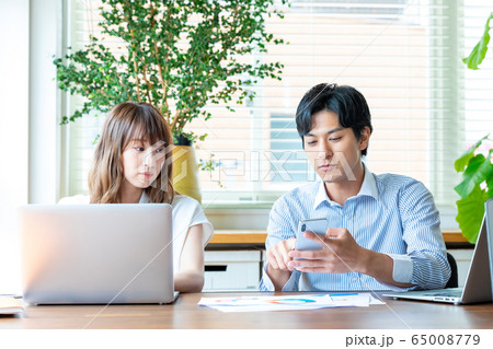 ビジネスシーン 男女 65008779