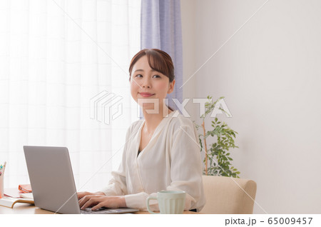 ノートPCを使ってテレワークするビジネスウーマン 65009457