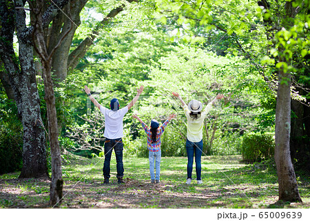 森の中で両手を広げる3人家族 65009639