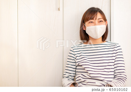 マスクをした女性　発熱 65010102