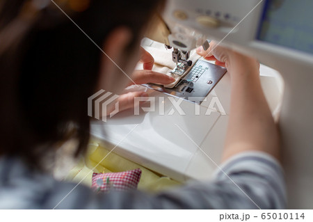 ミシンを使う女性　ハンドメイド　手作り 65010114