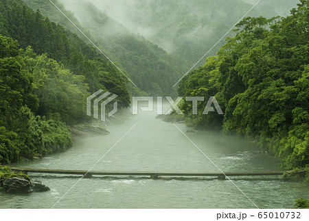 梅雨　増水した河川　不沈橋　櫛田川　豪雨洪水　イメージ素材 65010732