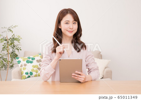 タブレットを使ってテレワークをする若い女性クリエイター タブレットを使ってテレワークをする若い女性クリエイター 65011349