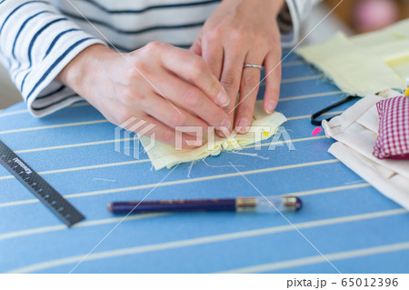 マスクを作る女性　ハンドメイド　手作り 65012396