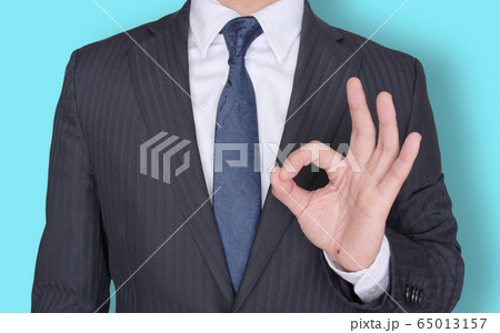 OKサインのビジネスマン businessman gesturing okay 65013157