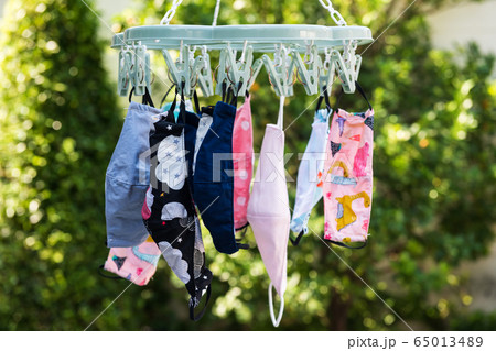 Reuse kid face masks hang after washing. Reuse kid face masks hang after washing. 65013489