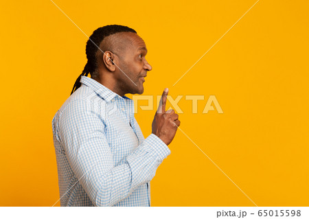 Mature african american man having idea, pointing finger up 65015598