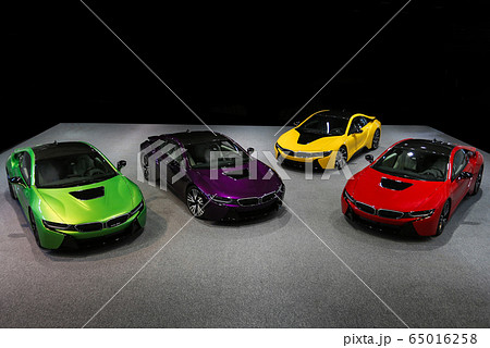 A yellow, green,black and red sport car toy models 65016258