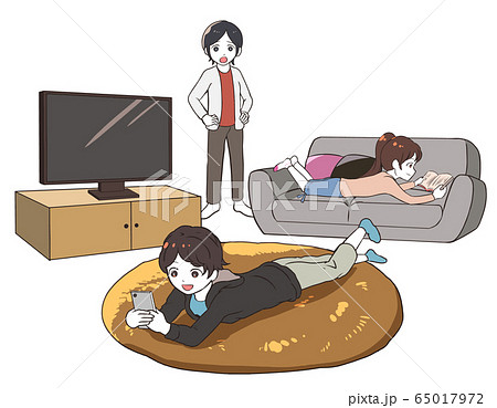 リビングでゴロゴロする子供を叱る母親 リビングでゴロゴロする子供を叱る母親 65017972