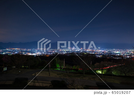 山梨県の街並み夜景 新日本三大夜景 山梨県山梨市 笛吹川フルーツ公園から の写真素材