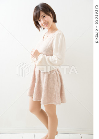 ワンピースの女性 65019375