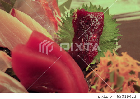 鯨、マグロ、鯛などのお刺身盛り合わせ 鯨、マグロ、鯛などのお刺身盛り合わせ 65019423