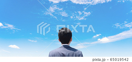 空を見上げる男性 空を見上げる男性 65019542
