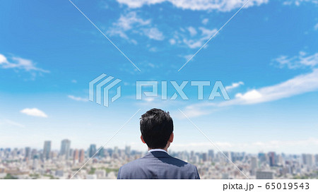空を見上げる男性 空を見上げる男性 65019543