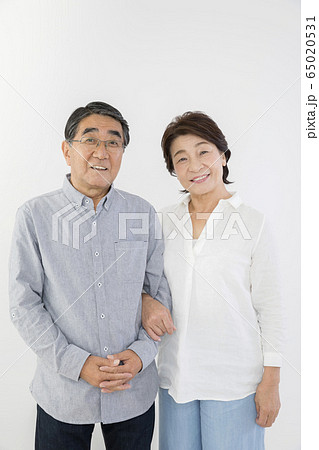 腕を組む仲良しシニア夫婦　白バック 65020531