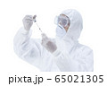 A doctor with a syringe 65021305