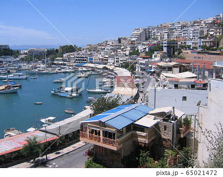 ギリシャのアテネからトラムで行ける港湾都市ピレウスにはたくさんのレストランがあります 65021472