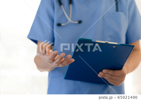 男性 医師 手元 顔無し 男性 医師 手元 顔無し 65021490