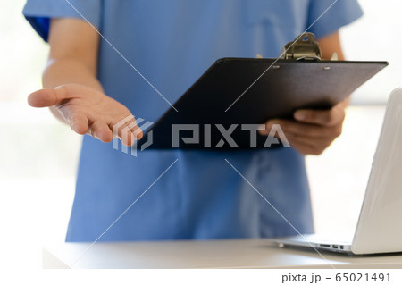 男性　医師　手元　顔無し 65021491